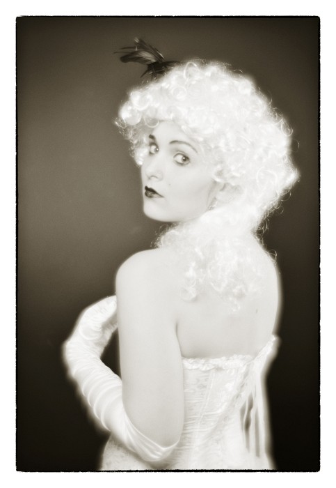 Studio02-Incandescently.jpg.jpg - Diese Aufnahme von Incandescently habe ich mit einem Lensbaby Soft Focus Objektiv gemacht. Ich mag den Look dieses Bildes, der mich Filme aus der Stummfilmzeit erinnert. Ach ja, die Lösung des Rätsels steht noch aus: Es waren die Aufsteckblitze!