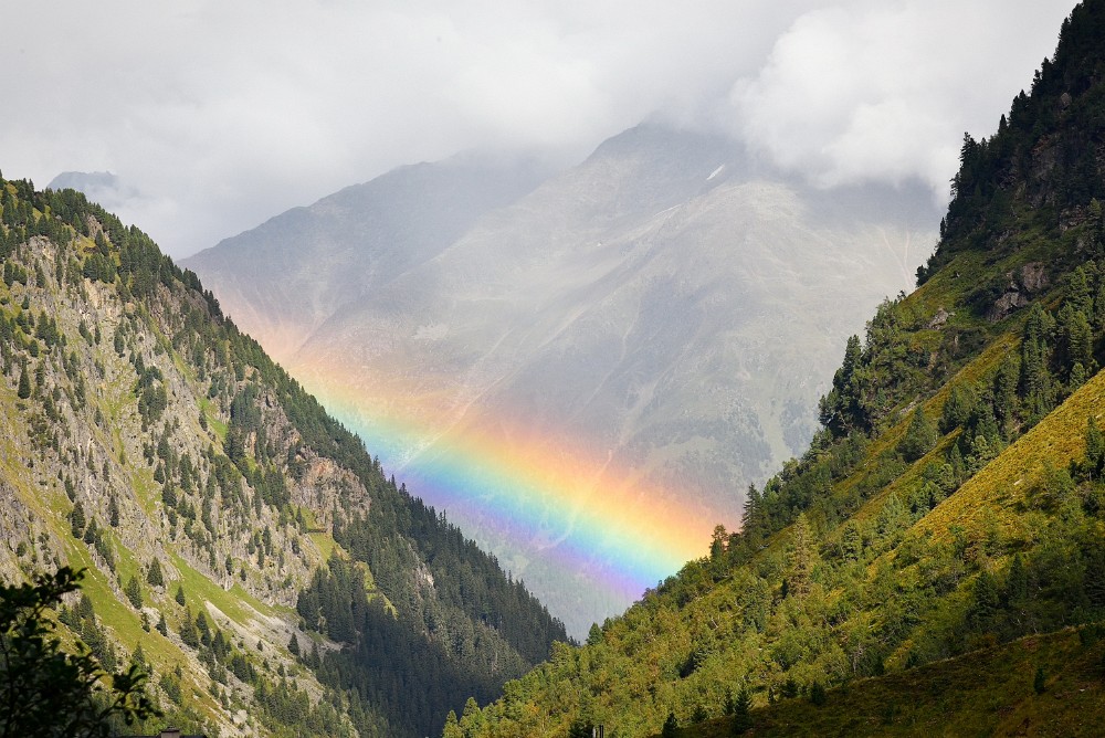 Alpentour-89.jpg - Zum Abschied bietet sich uns hier ein schöner Regegenbogen. Eigentlich hätte es nun nach Garmisch weitergehen sollen. Die Wettervorhersage war aber mit der Aussicht auf einige Tage Dauerregen so extrem entmutigend wie die komplett weißen Webcambilder von der Zugspitze. Deshalb haben wir unsere Siebensachen gepackt und sind vorzeitig wieder nach Hause gefahren. Ich hoffe, es hat ein wenig gefallen!