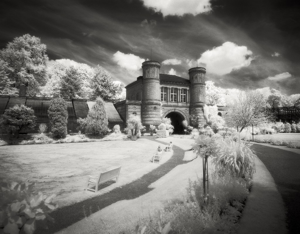 SWFavoriten8.jpg - Noch ein Bild aus dem Schlosspark Karlsruhe. Auch hier kam eine Mamiya 7II mit Weitwinkelobjektiv und dem Efke 820 IR Film zum Einsatz.