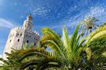 Torre del Oro in Sevilla. Man beachte den Wolkenwirbel am Himmel.