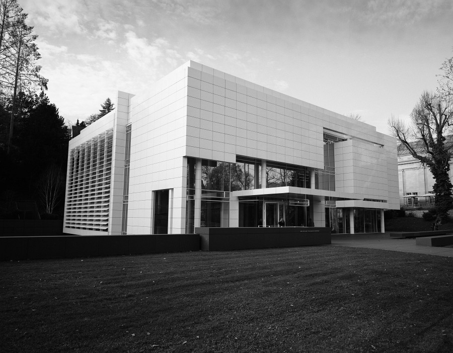 BadenBadenNov2009-05.jpg - Das Burda-Museum. Mit gefällt diese Architektur ebenso sehr wie die gute Wiedergabe der Helligkeitsabstufungen des Fuji Neopan Acros auf diesem 6x7 Filmscan des Mamiya 7 Negativs. Mein neuer Epson V700 Scanner leistet hier gute Arbeit. Hätte ich ein Tilt&Shift Objektiv für die Mamiya 7 gehabt, dann hätte ich versuchen können, die stürzenden Linien zu vermeiden.