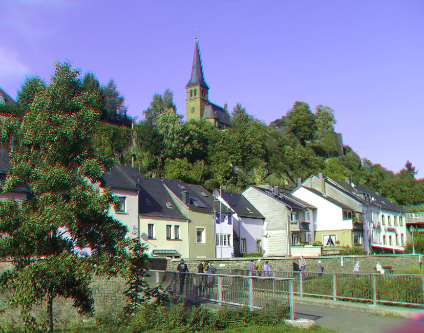 Stereo02.JPG - Diese kleine Brücke befindet sich an der Stelle, in der die Leuk bzw. der Leukbach in Saarburg in die Saar hineinmündet.