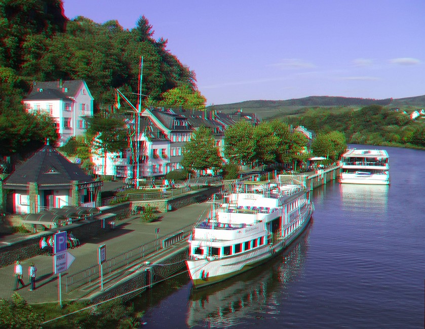 Stereo03.JPG - Blick von der Brücke in Saarbrurg auf die Ausflugsschiffe, die hier gerne anlegen.