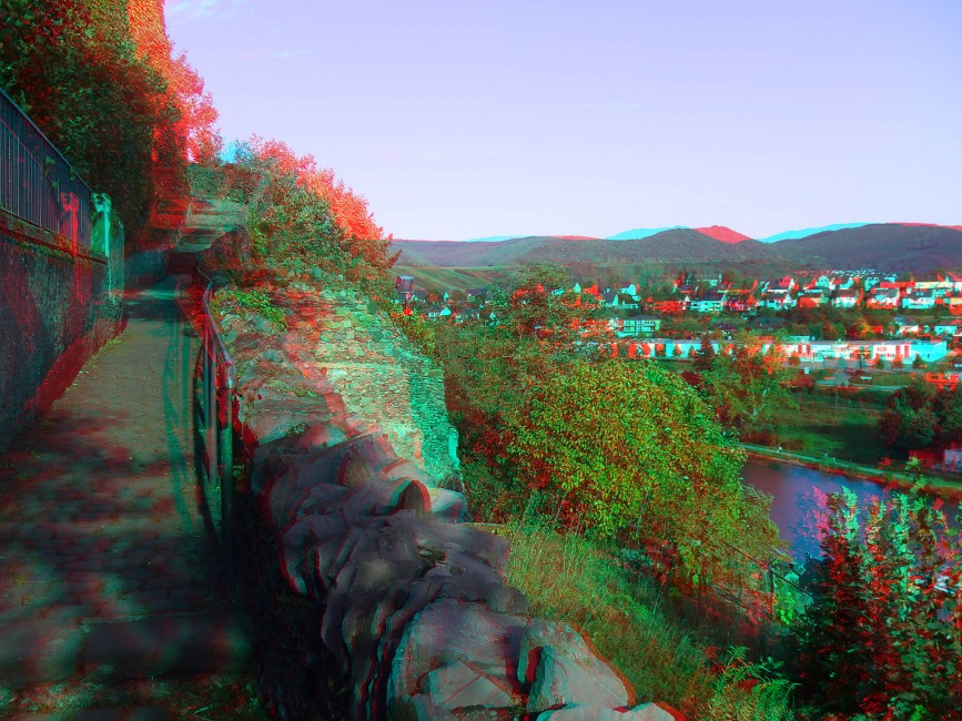 Stereo05.JPG - Hier sind wir auf dem Weg hinauf zur Saarburg.