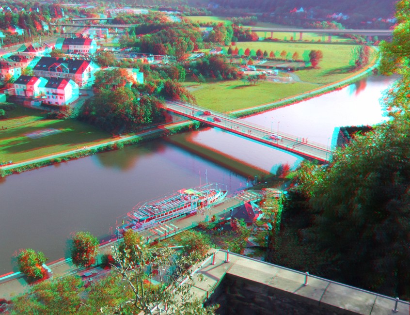 Stereo09.JPG - Wieder ein Blück zurück auf die Brücke. Hinter der Brücke kann man die Tennisplätze von Saarburg sehen, wo ich früher ab und an den Schläger geschwungen habe.