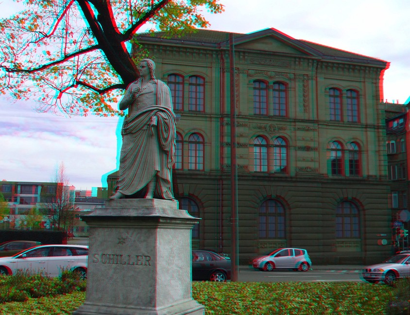 Stereo21.JPG - Der arme Schiller ist in Ludwigsburg versteinert.