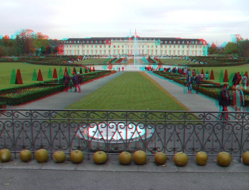 Stereo23.JPG - Das Schloss Ludwigsburg mit vielen Kürbissen im Vordergrund.