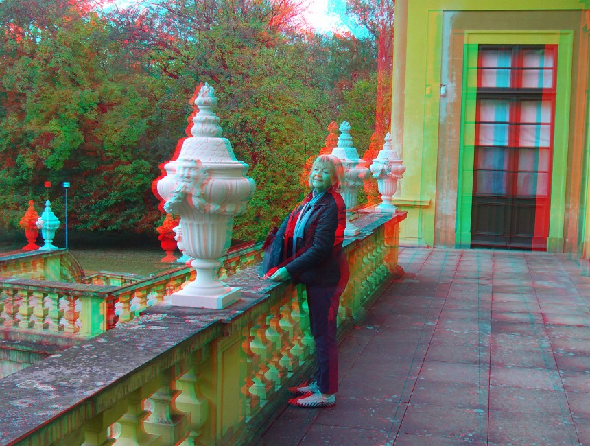 Stereo26.JPG - Meine Mutter nimmt die Huldigungen des Volkes auf dem Balkon von Favorite entgegen.