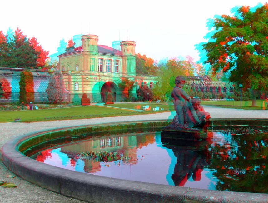 Stereo30.JPG - Brunnen vor der Orangerie im Karlsruher Schlosspark. Auch das Bundesverfassungsgericht wäre fast noch mit aufs Bild gekommen. Ich hätte mich dazu nur um 90 Grad nach rechts drehen müssen. Ich hoffe, es hat Ihnen gefallen, die Welt einmal auch auf meiner Webseite dreidimensional zu sehen! Tschau für heute.