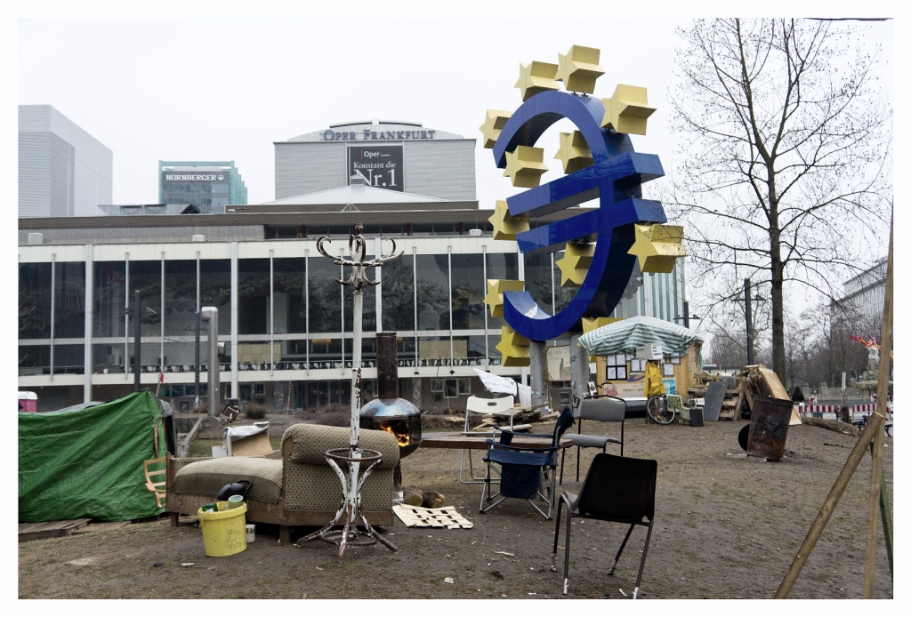 Frankfurt_04.JPG - ...und improvisierten Campingartikeln dekoriert haben.