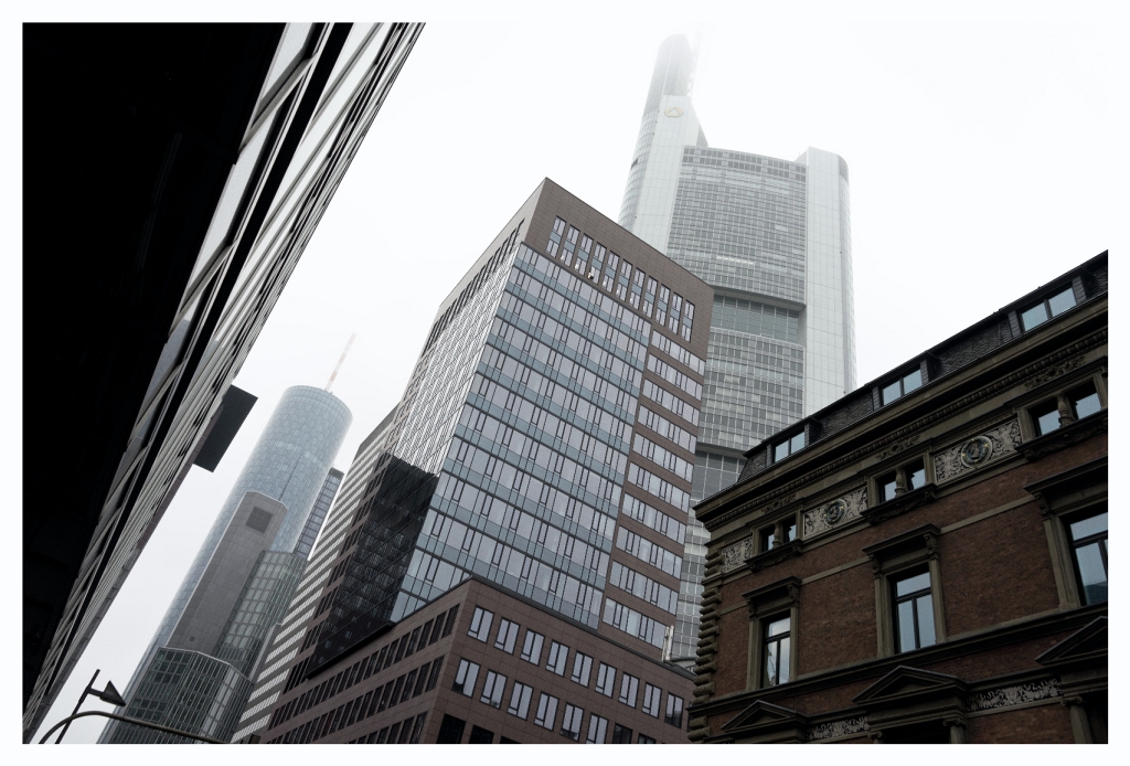 Frankfurt_10.JPG - The tower of power. Gleich werde ich den runden Wolkenkratzer der HeLaBa bezwingen und von oben auf die Stadt herunterschauen.