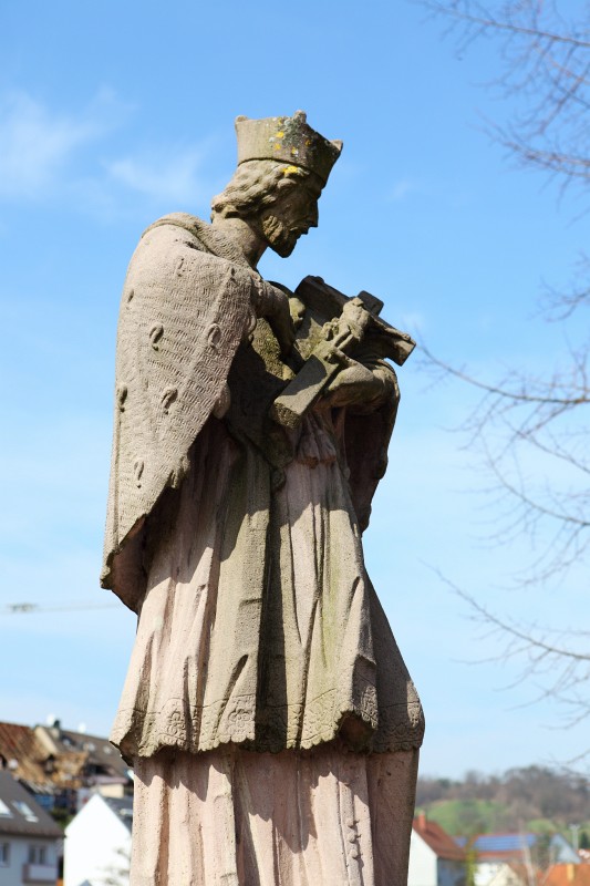 Gernsbach03.JPG - Dieser bewegungslos dastehende Herr bewacht das Ende der Brücke schon ein ganzes Weilchen.