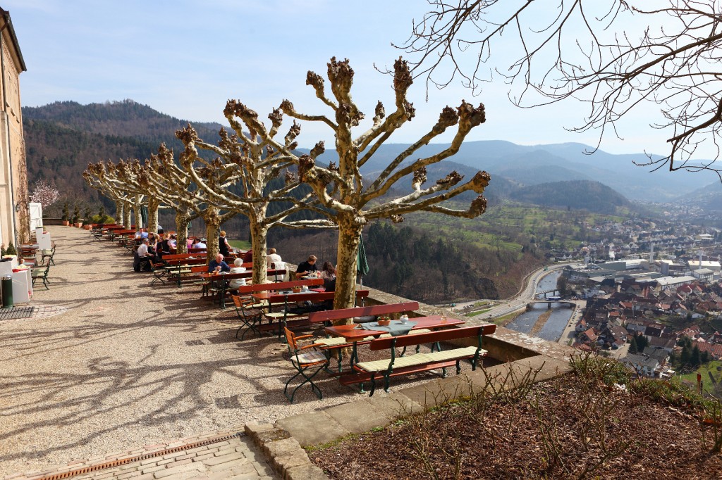 Gernsbach30.JPG - Uff, geschafft. Wie sich zeigt sind hier sowohl Essen als auch die Aussicht ganz hervorragend.