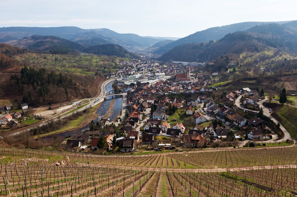 Gernsbach32.jpg - Der Blick macht doch etwas her, oder? Allerdings bliebe noch zu klären, welcher Ignorant dieses Fabrikgebäude in das malerische Tal gebaut hat.