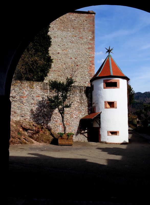 Gernsbach35.JPG - Leider kann man den Turm von Eberstein nicht besteigen; noch nicht einmal dieses Miniexemplar im Hof hier.