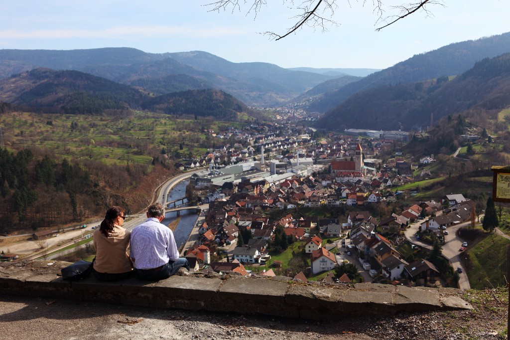 Gernsbach37.JPG - Die Herrschaften gönnen sich auch einen Blick in die Ferne.