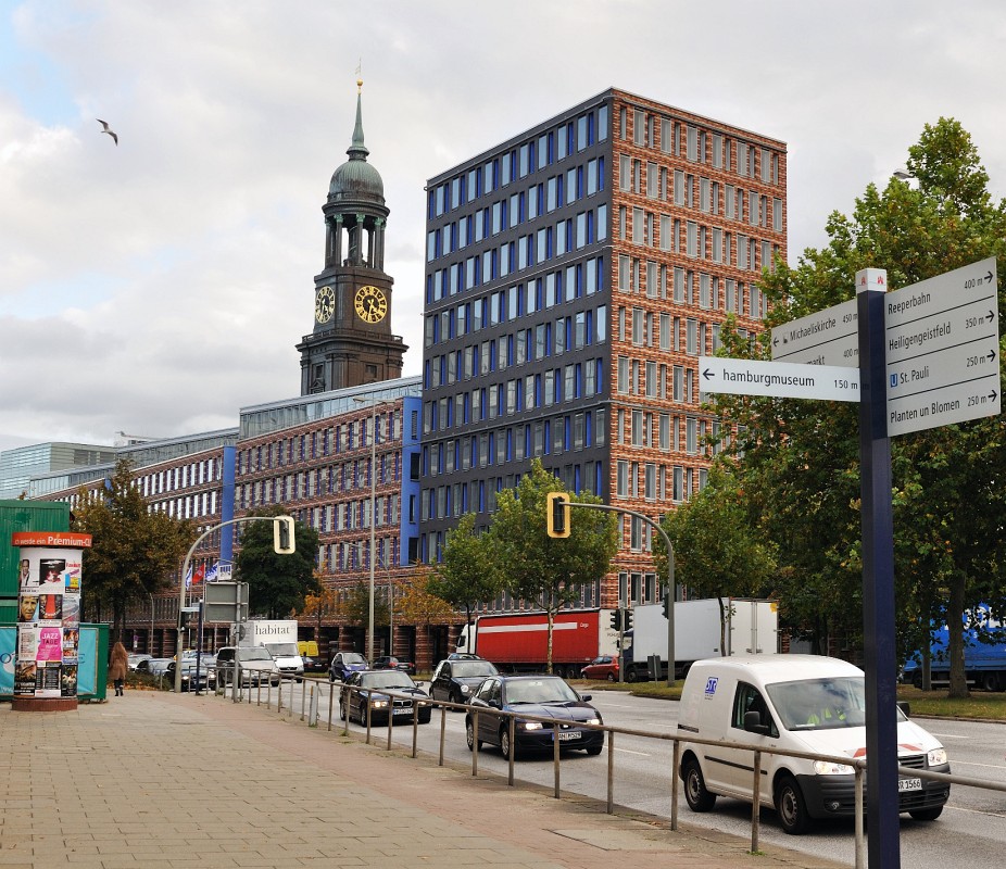 Hamburg-102009-08.jpg - Ja, der Michel ist ebenso wie die Schilder in Richtung St. Pauli nicht zu übersehen.