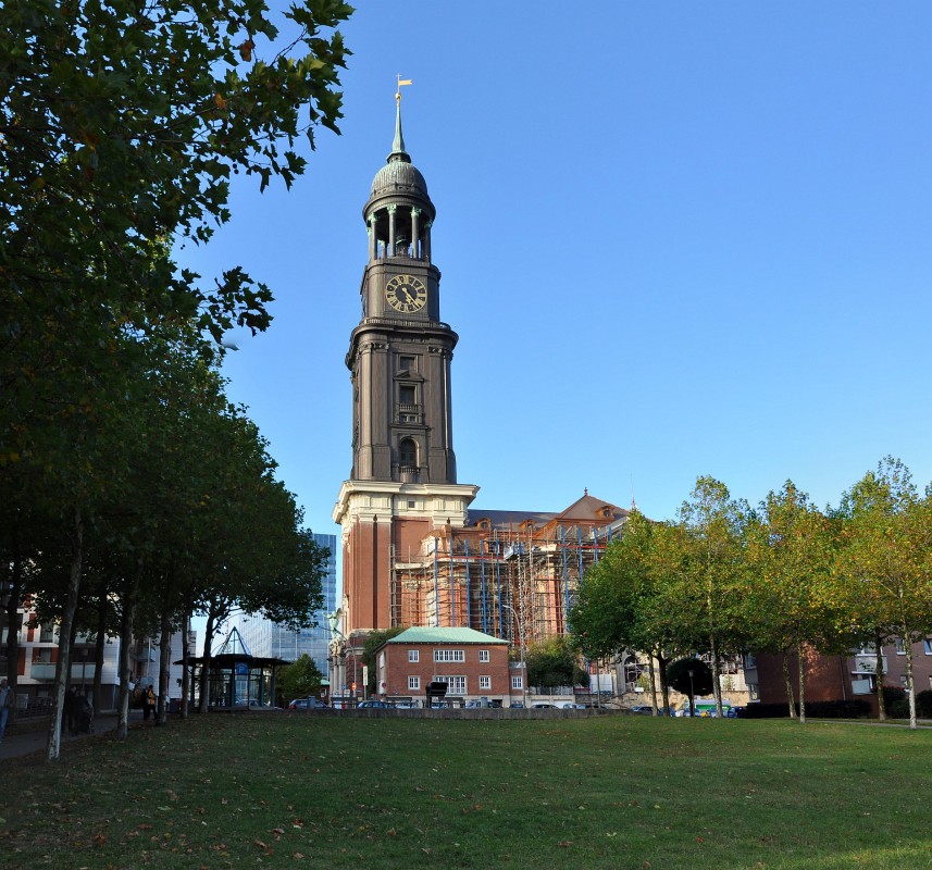 Hamburg-102009-13.jpg - Jawoll, da steht er. Ob wohl auch der Turm demnächst saniert wird?