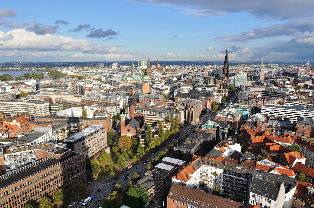 Hamburg-102009-15.jpg - Phuey. Jetzt stehe ich ganz oben auf dem Michel. Zum Glück gibt es einen Aufzug.