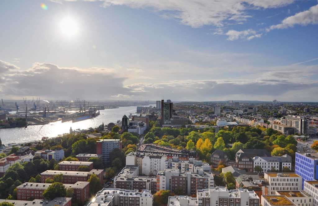 Hamburg-102009-18.jpg - Blick in Richtung Sonne. Mittels Fusion mehrerer Aufnahmen kann wurde hier ein gewaltiger Dynamikumfang im Bild eingefangen. Ich finde, es sieht dennnoch realistisch genug aus.