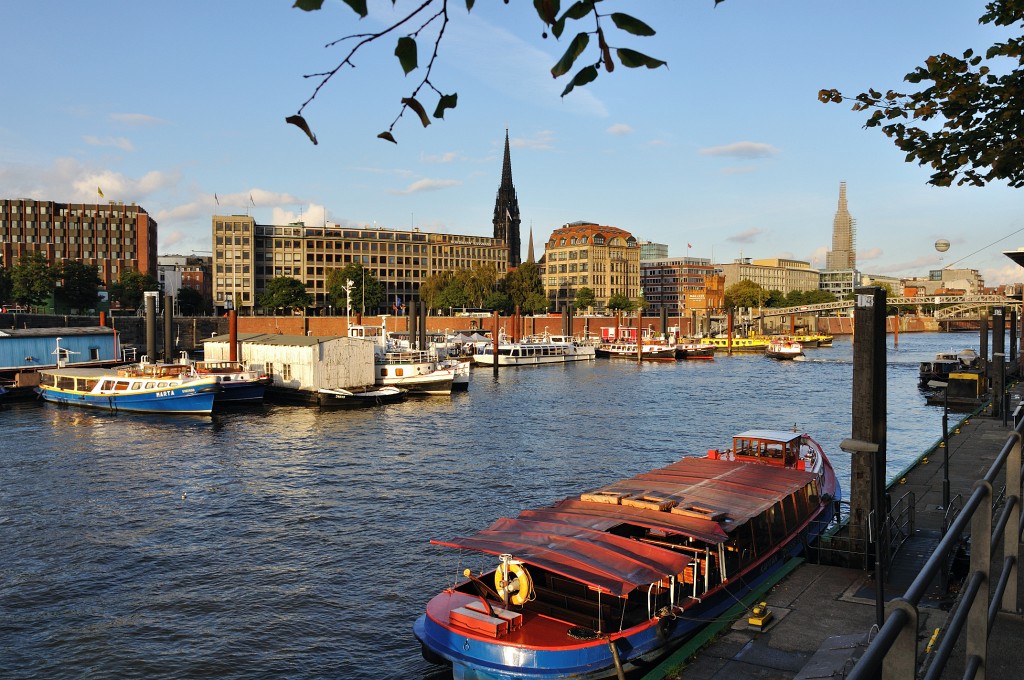 Hamburg-102009-29.jpg - Ich gehe den Weg am Ufer der Speicherstadt entlang. Diesen Weg würde ich am nächsten Morgen noch einmal gehen. Zu diesem Zeitpunkt hatte ich davon aber noch keine Ahnung.