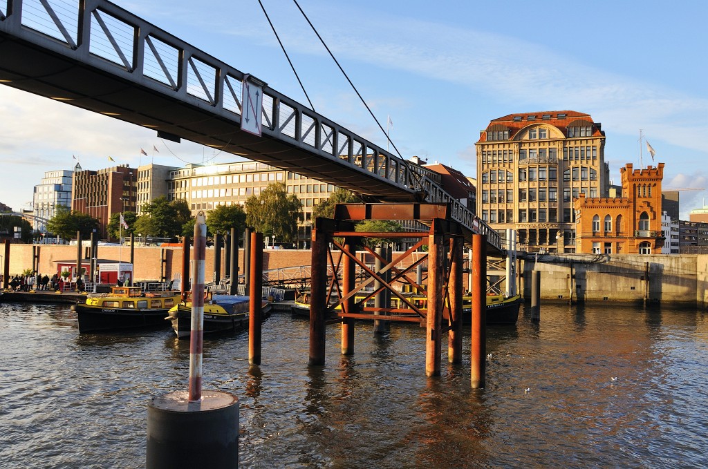 Hamburg-102009-30.jpg - Hinten im Bild das Haus der Seefahrt.