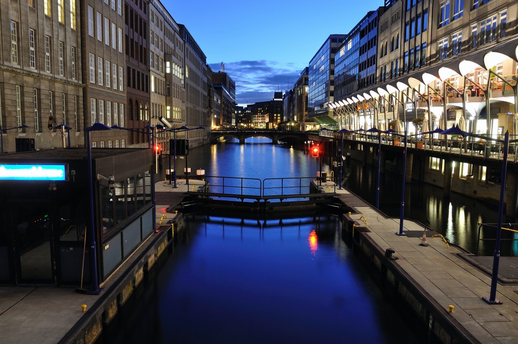 Hamburg-102009-43.jpg - Eine Schleuse.