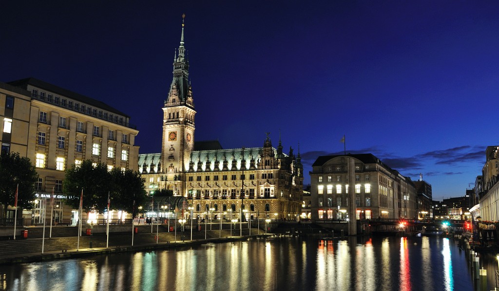 Hamburg-102009-46.jpg - Mit der Nikon D5000 wird es aber noch ein wenig besser. Wegen der schlechten Wetterprognose hatte ich meine "richtige" Fotoausrüstung nicht mitgenommen. Mein Fotorucksack ist nicht wasserdicht und ich wollte sowohl mit guten Bildern als auch mit intakter Fotoausrüstung wieder nach Hause kommen. Deshalb hatte ich auf die noch "tragbare" Nikon D5000 gesetzt. Die Bilder haben mich diese Entscheidung nicht wirklich bereuen lassen. Die kleine Nikon D5000 ist meiner Meinung nach durchaus eine gute Kamera.