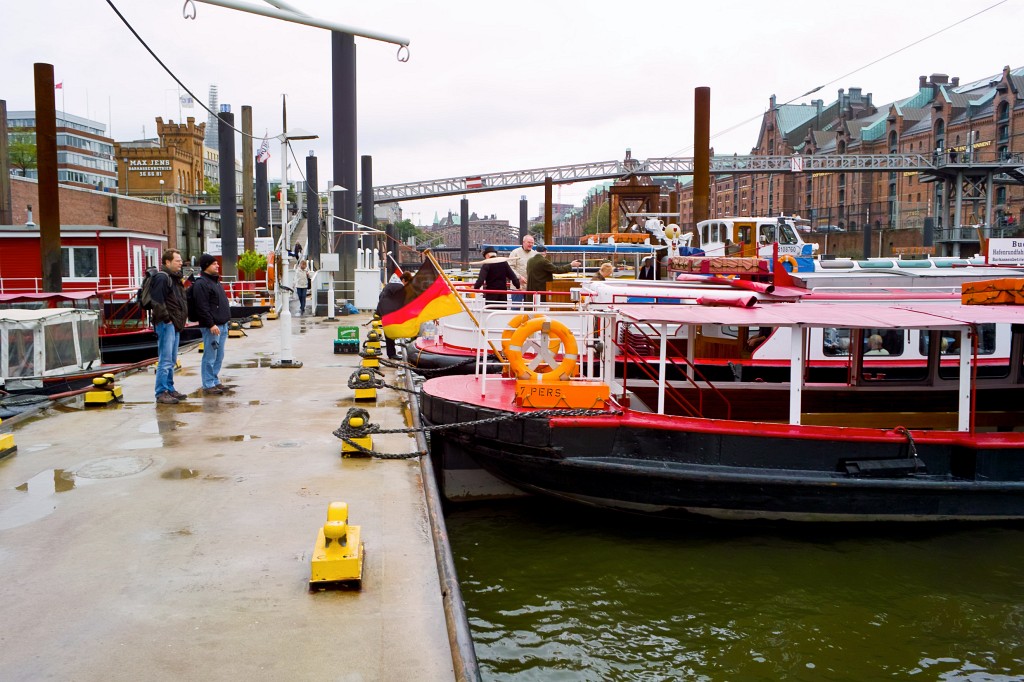 Hamburg-102009-49.jpg - Nanu? Sagte ich nicht "Miniaturmuseum"? Doch, doch. Leider sind wir nicht reingekommen :-( Es gibt dort ein strenges Besucherkontingent und wir konnten nur eine Karte für den frühen Nachmittag ergattern. Es blieben also noch einige Stunden totzuschlagen. Also rauf aufs Schiff und durch den Hafen getuckert!
