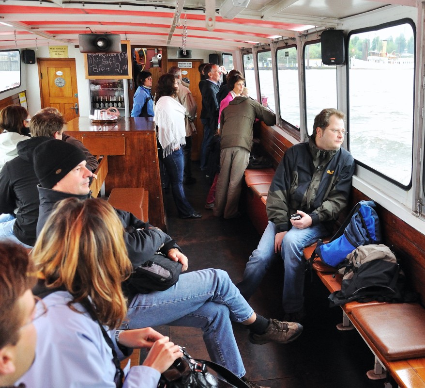 Hamburg-102009-50.jpg - Hm. Wir alle sind der Meinung, dass die Rundfahrt bei schönerem Wetter noch lustiger gewesen wäre.