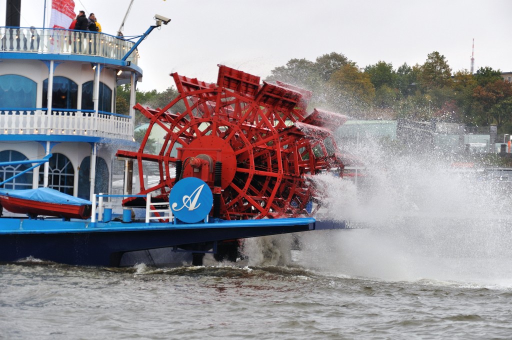 Hamburg-102009-62.jpg - Man kann mit solch einem Schaufelrad durchaus auch zügig vorankommen!