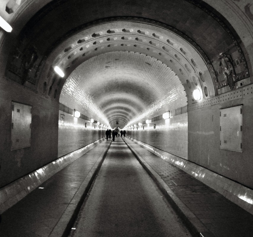 Hamburg-102009-74.jpg - In diese Röhre kann man nur am Eingang zum alten Elbtunnel schauen. Die "Straße" in der Mitte war übrigens geschätzt keine zwei Meter breit.