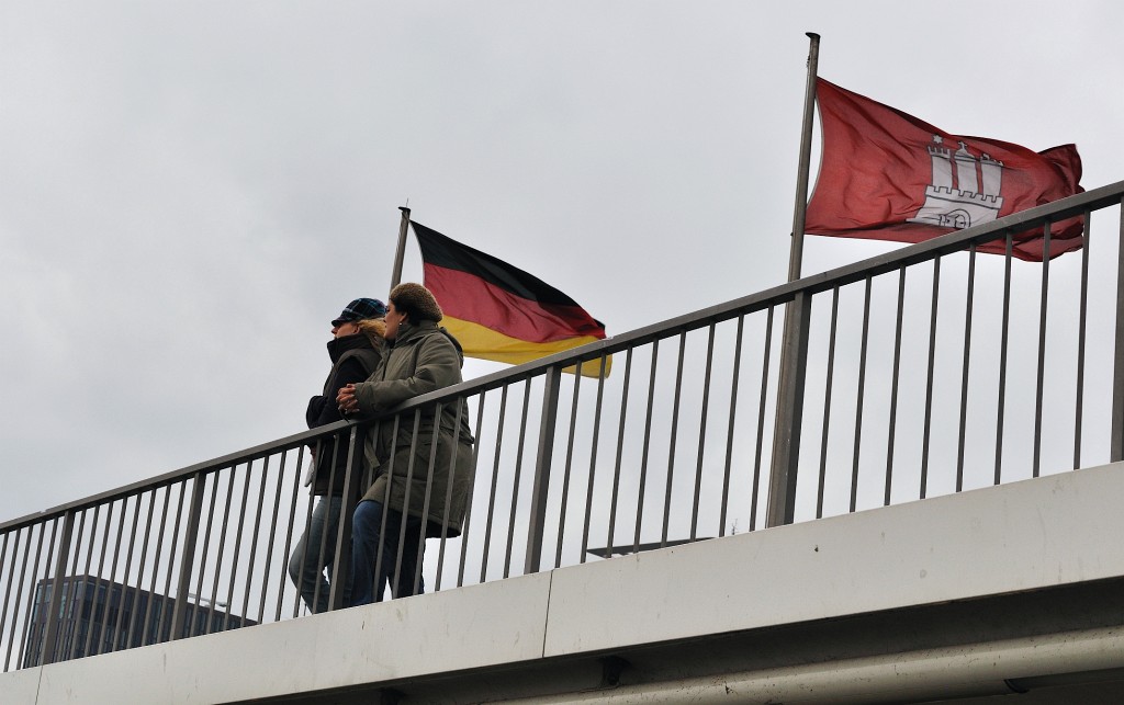 Hamburg-102009-78.jpg - Nicht alle Besucher von Hamburg haben so viel Glück wie die zwei auf dem vorherigen Bild. Den meisten bläst einfach nur ein steifer Südwestpassat um die Nase.