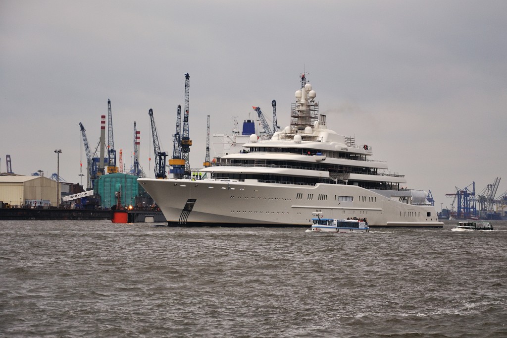 Hamburg-102009-79.jpg - Die nette kleine Privatyacht bei einer Umdock-Aktion in voller Pracht. Wie gesagt, nicht übel - für werktags.