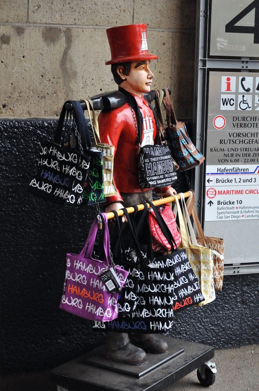 Hamburg-102009-81.jpg - Die Taschen waren eigentlich ganz schick. Ich hätte meiner Mutter eigentlich eine mitbringen sollen. Hüstel. Aber vielleicht nicht ganz so schlimm, denn das habe ich dann in der Türkei nachgeholt.