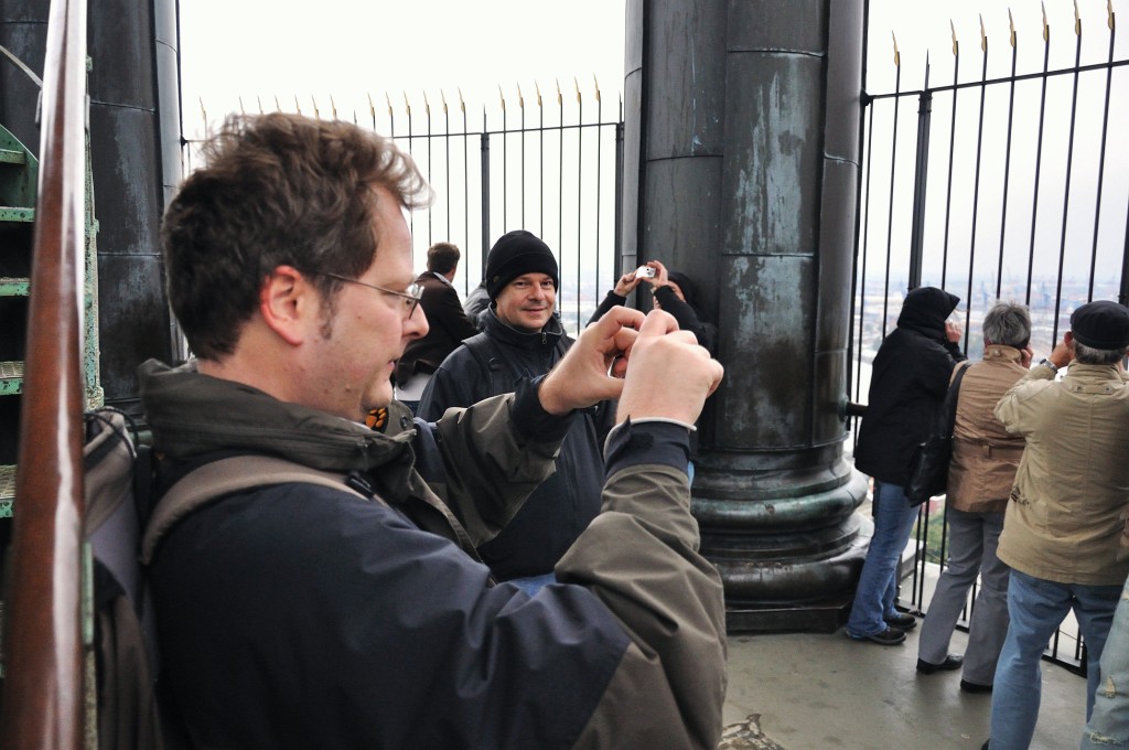 Hamburg-102009-82.jpg - Wir sind wieder oben auf dem Michel. Leider ist das Wetter heute deutlich kühler und extrem windig. Wir werden fast wieder von oben heruntergeweht und spüren, wie sich der Turm des Michel im Wind hin- und herneigt. Schnell wieder runter!