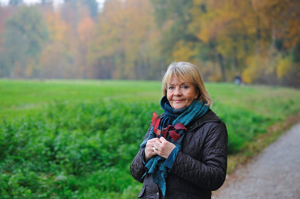 Herbst2009-08.jpg - Elke mit erbeuteten bunten Blättern, die die Herbstdekoration auf ihrem Wohnzimmertisch noch weiter verschönern sollen.