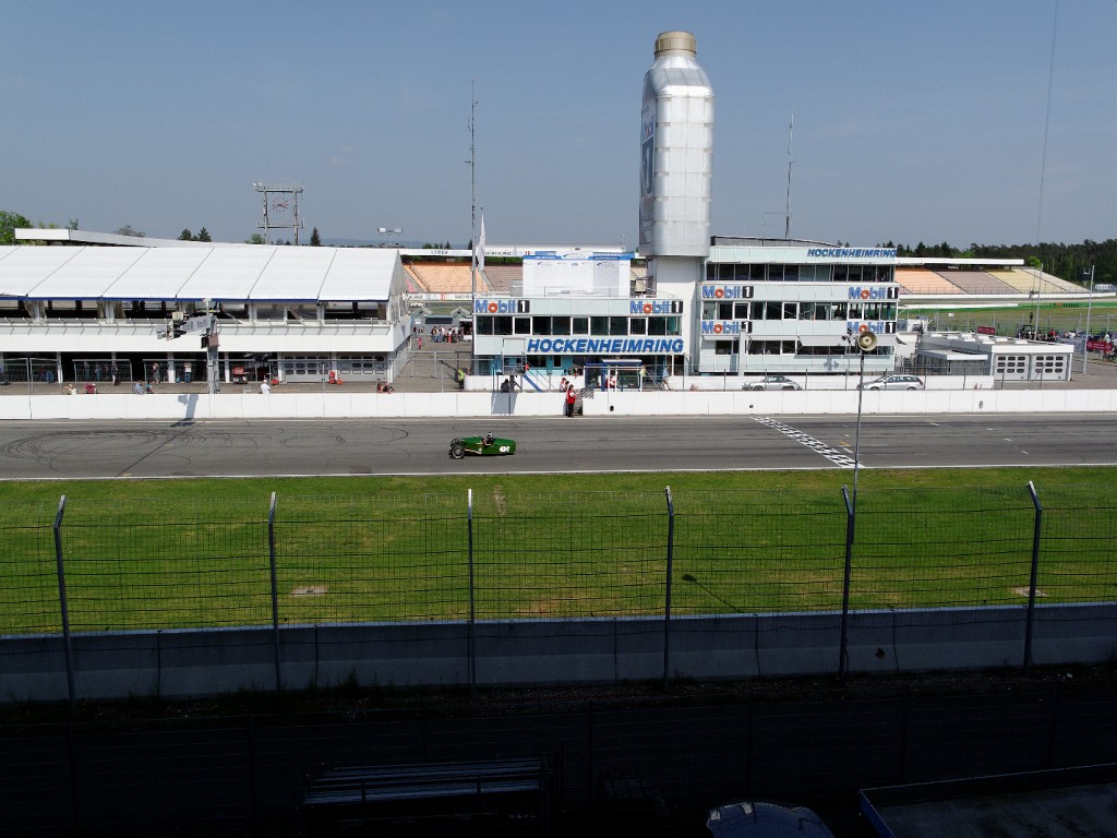 Hockenheim-0409-068.jpg - In etwa dies war unser Blick von der Haupttribüne auf Start und Ziel.