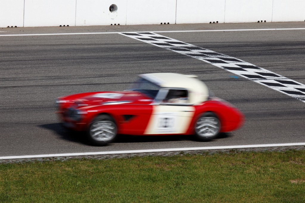 Hockenheim-0409-097.jpg - Nanu, was ist denn hier los? Na ja, so würden die Bilder aussehen, wenn ich die Kamera *nicht* beim Auslösen mitschwenken würde.