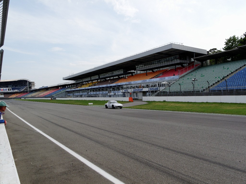 Hockenheim-0409-113.jpg - So sieht Hockenheim von der Boxengasse gesehen aus. Näher konnten wir wirklich nicht mehr ans Geschehen herankommen. Ein Grund mehr, die Bilderserie zu beenden. Ich hoffe, es hat ein wenig gefallen. Auf Wiedersehen bis vielleicht im nächsten Jahr!