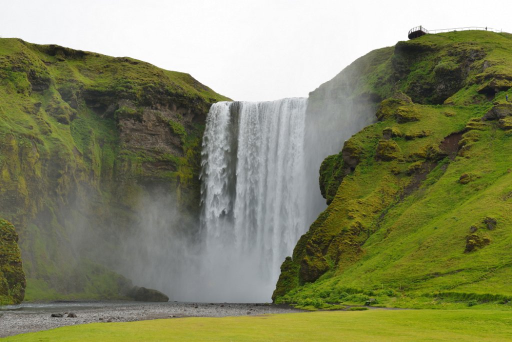 Island-021.jpg - Noch ein riesiger Wasserfall. Der Skógafoss. Man beachte die kleine Person auf der Aussichtsplattform oben rechts im Bild.