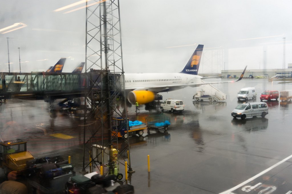 Island-157.jpg - Sauwetter! Pünktlich zum Abflug fing es an zu regnen. Ich habe nichts gegen das Timing, aber trotzdem tun mir unsere touristischen Nachfolger leid, die mit diesem Wetter und schlechten Aussichten auf Besserung jetzt ihre Islandreise beginnen müssen. Ich hoffe, Island hat Ihnen ein wenig gefallen. Ich würde sagen: auf Wiedersehen vielleicht mal in Zukunft...?