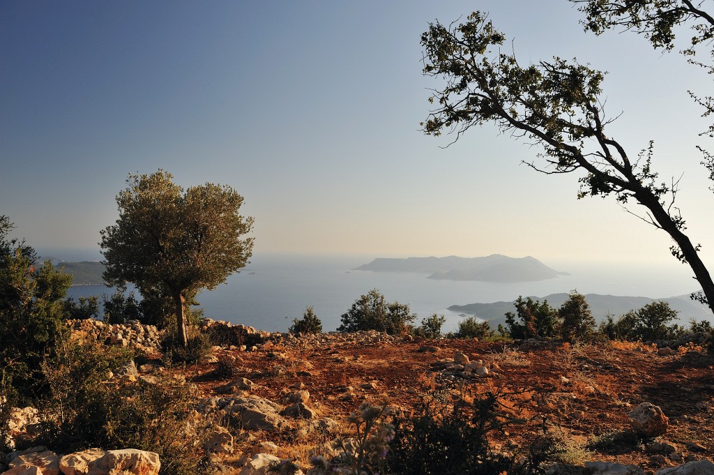 Kas-10-2009-022.jpg - Hier ist die Landschaft relativ trocken und die beherrschenden Farben leuchten braun, ocker und tiefblau.