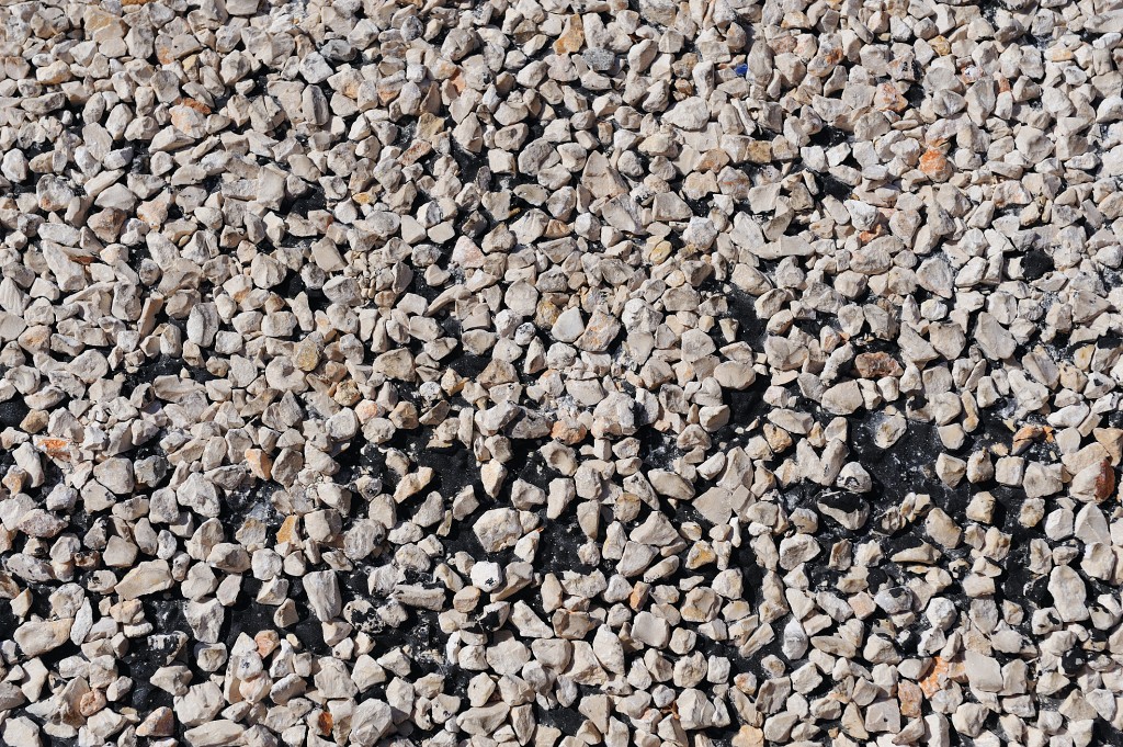 Kas-10-2009-046.jpg - Wer in der Türkei mit dem Auto unterwegs ist, der fährt hierauf: Eine dünne Schicht Asphalt und darauf lockere Steinchen, die einem während der Fahrt gerne einmal mit einem lauten Knall gegen das Auto fliegen. Wenn man Glück hat, nur gegen den Fahrzeugboden. Wenn man Pech hat, dann knallen die Steinchen gegen den Lack oder in die Scheiben.