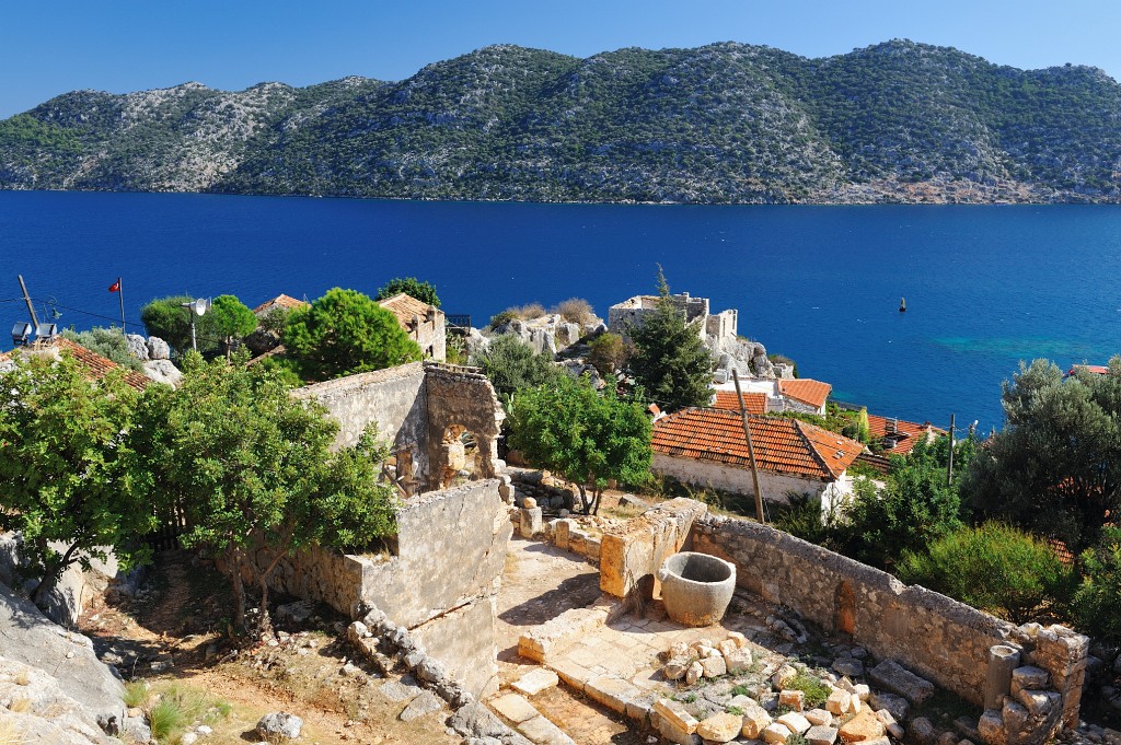 Kas-10-2009-051.jpg - Blick von der Festung. Hinter mir weht die türkische Fahne, so wie es sich für jede auch nur ansatzweise bemerkenswerte türkische Anhöhe geziemt.