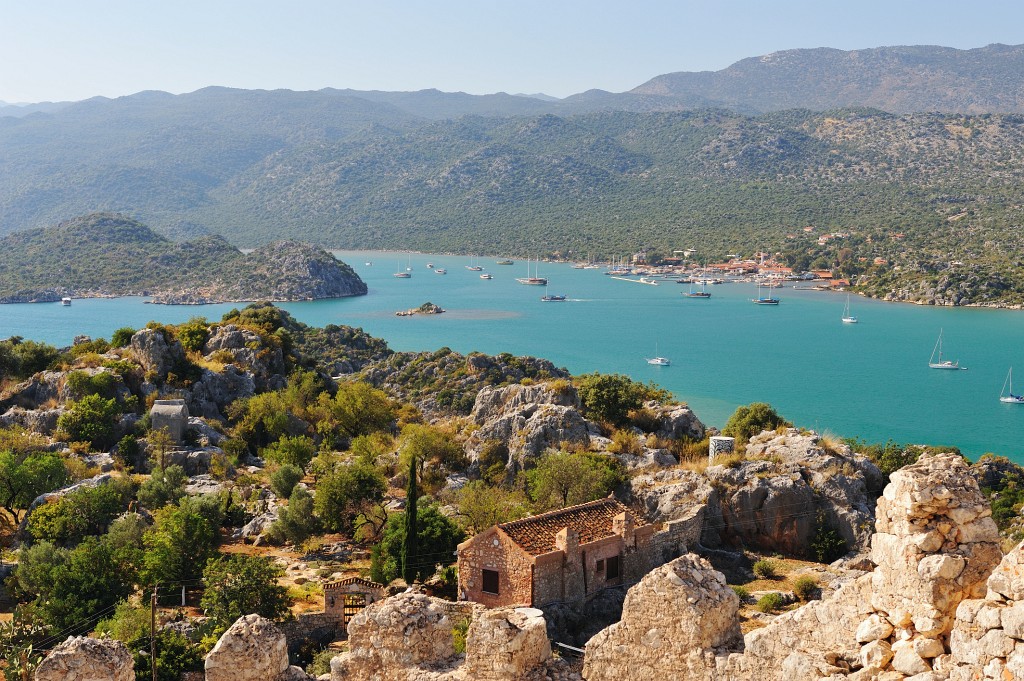 Kas-10-2009-054.jpg - Auf der anderen Seite der Bucht hatten wir vorher sehr gut gegessen (gegrillte Dorade - hm).