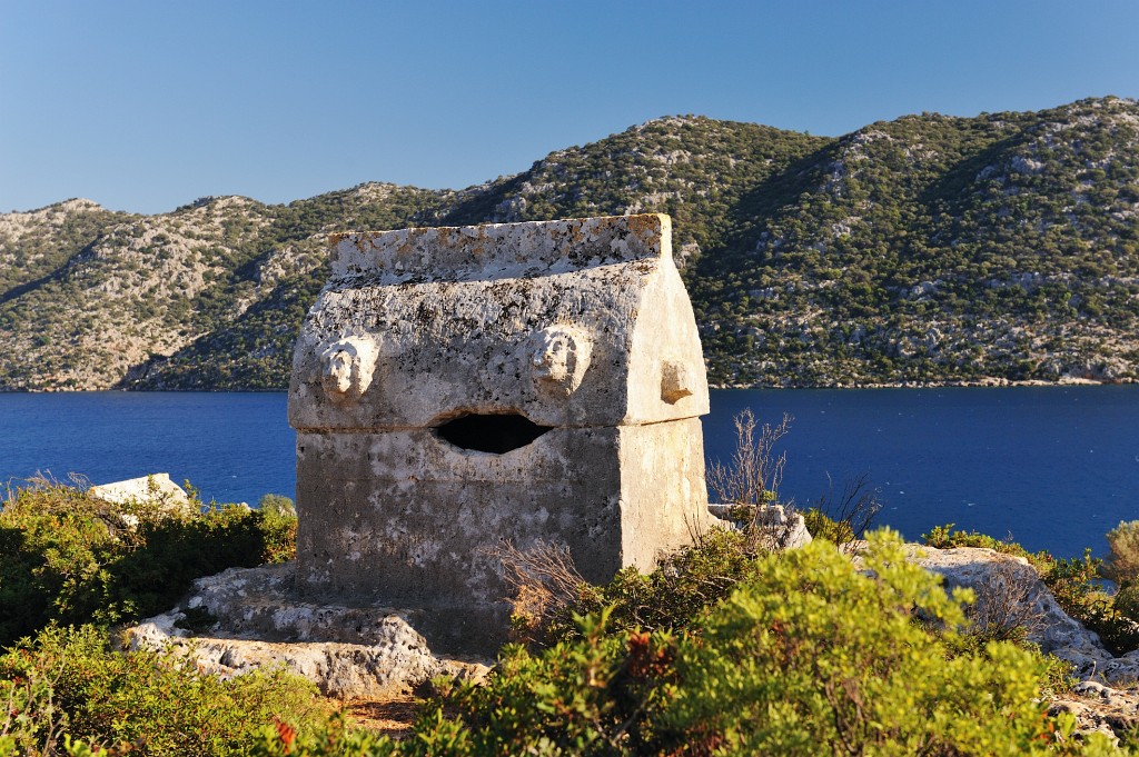 Kas-10-2009-059.jpg - Das schönste lykische Grab ist eindeutig dieses mit seinen noch gut erhaltenen Löwenköpfen.
