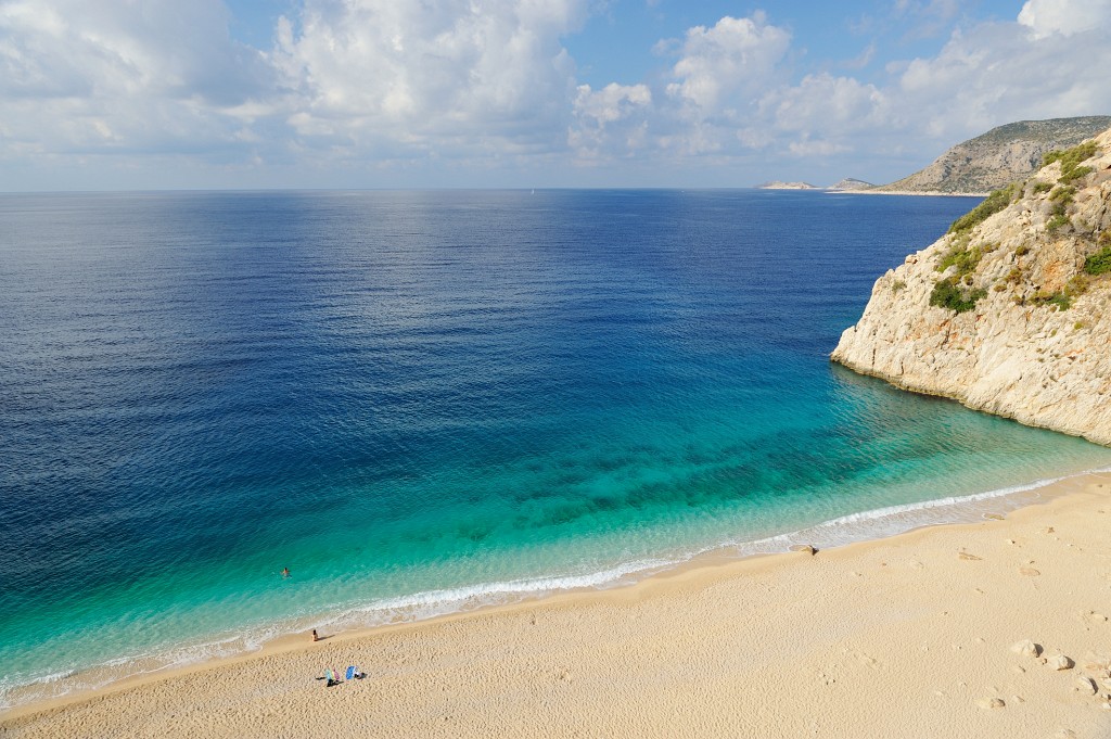 Kas-10-2009-063.jpg - Um diese Jahreszeit hat dieses Pärchen den Strand ganz für sich alleine. Apropos Wasser: Es hat durchaus noch 24 Grad um diese Jahreszeit!