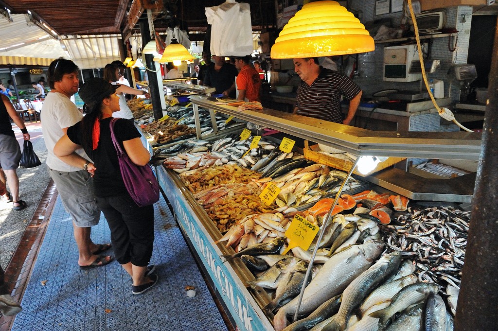Kas-10-2009-068.jpg - ...ist garantiert frisch. Man sucht sich aus, was man möchte und bringt den Fisch in der Plastiktüte des Fischhändlers in eines der Restaurants, die rings um diesen Verkaufsstand liegen. Das Restaurant bereitet den Fisch dann zu. Ungewohnt, aber praktisch, weil man sich seinen Lieblingsfisch aussuchen kann.