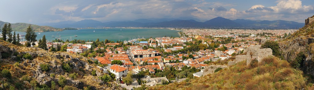 Kas-10-2009-071.jpg - Blick über die Stadt. Es zog leider bald danach ein Unwetter über die türkische Küste. Man kann es hier schon teilweise erahnen.